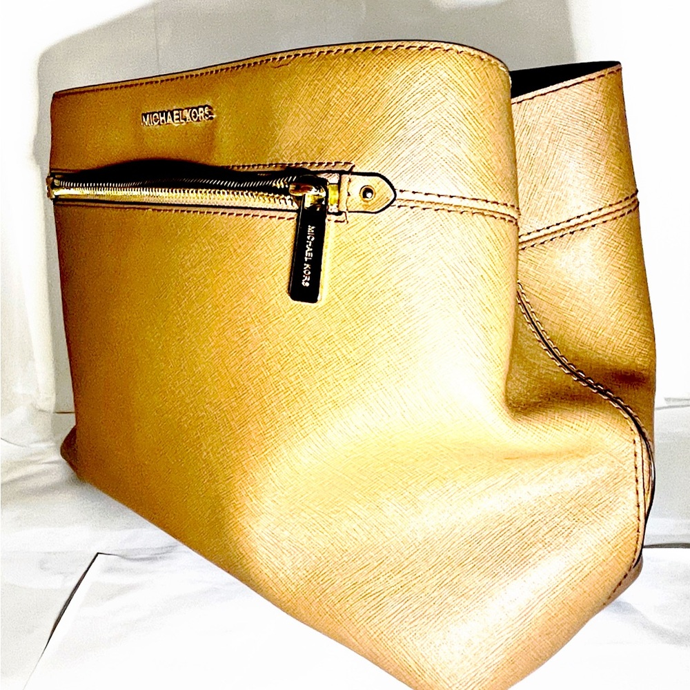 Micheal Kors light tan handbag